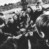 Sort/hvid billede af en gruppe unge musikanter, der skal spille koncert til gymnastikevent.